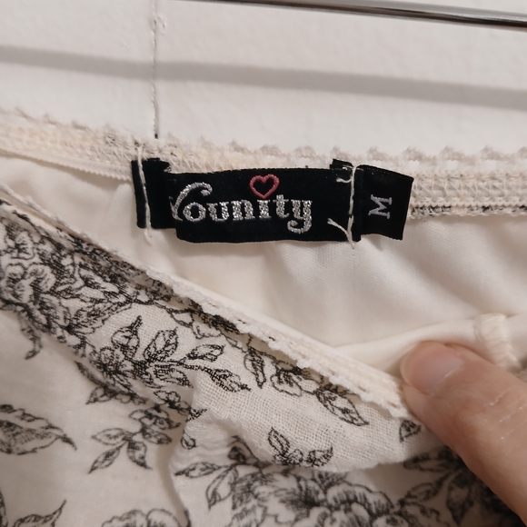 Chic Low Rise High-Low Cream and Black Floral Skirt - Picture 3 of 3